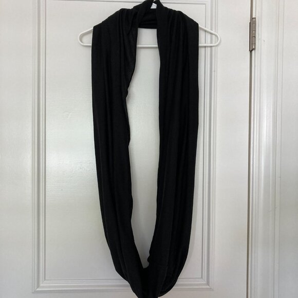 black closed loop infinity scarf - Picture 6 of 8